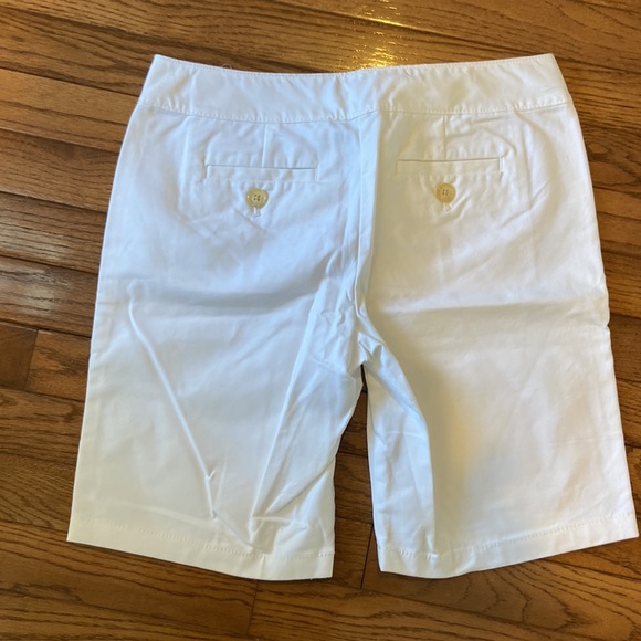 Ann Taylor Signature Fit white Bermuda shorts 4P - Picture 2 of 3
